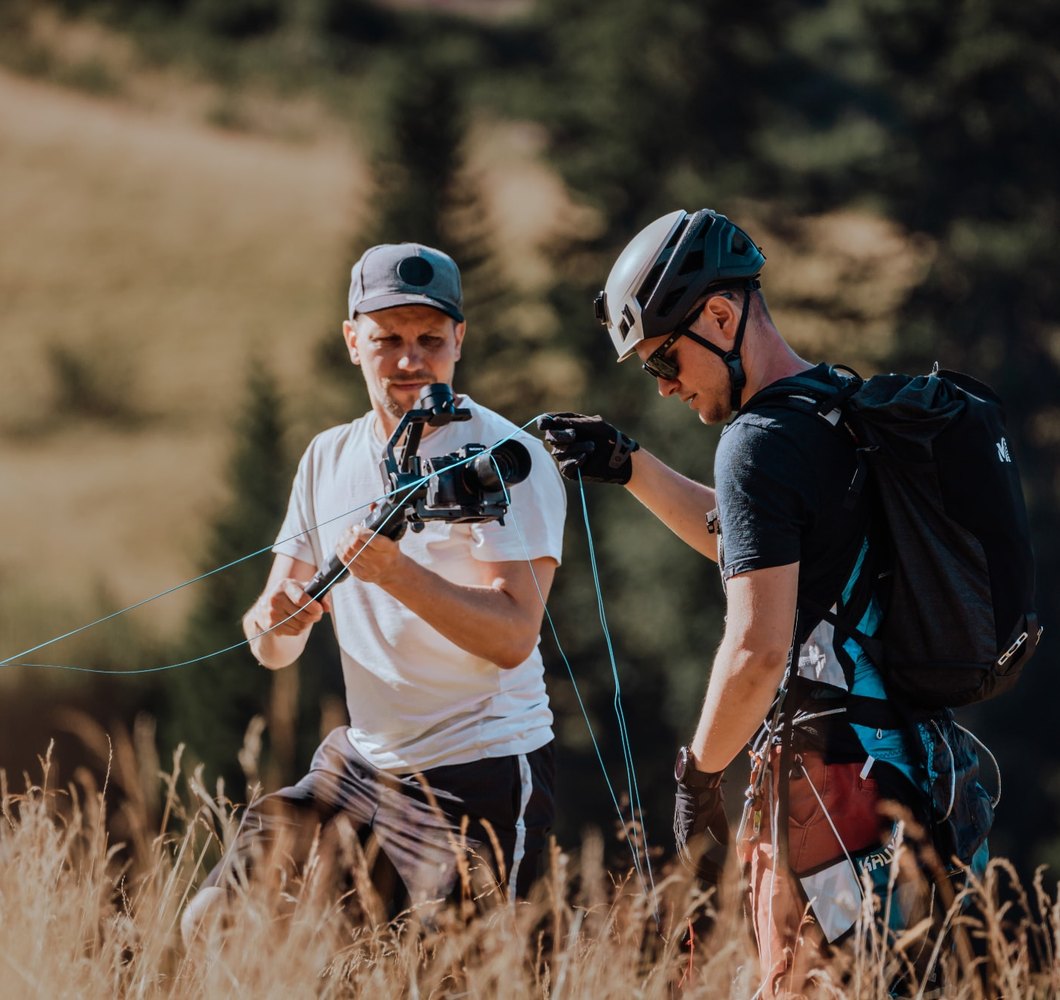 Nik Thomi filmt mit einer Kamera auf dem Gimbal bei einem Dreh im Freien