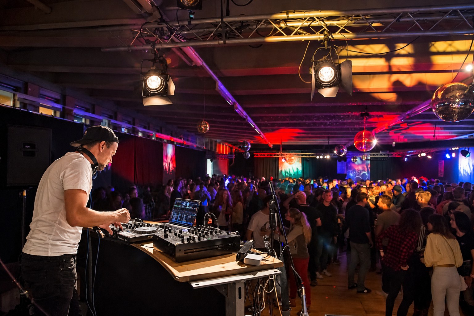 Nik Thomi am DJ-Pult vor tanzendem Publikum an der Country Night Gstaad