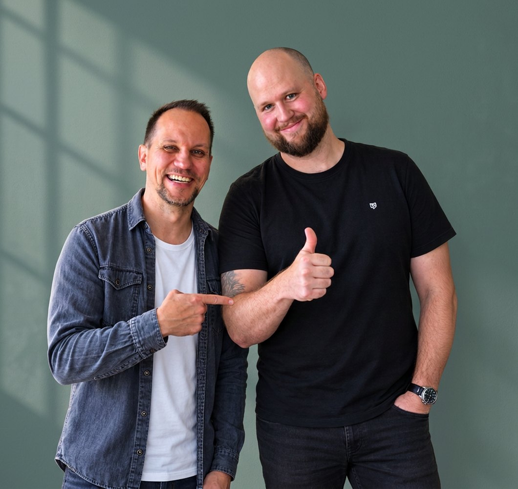 Nik Thomi und Tino Wandfluh vom WePrompt-Team: einer zeigt lachend auf den anderen, der den Daumen hebt