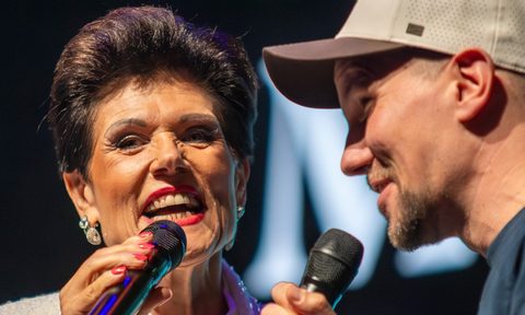 Nik Thomi mit der Sängerin Maja Brunner, beide mit Mikrofon, an der Pro Senectute Disco 60+