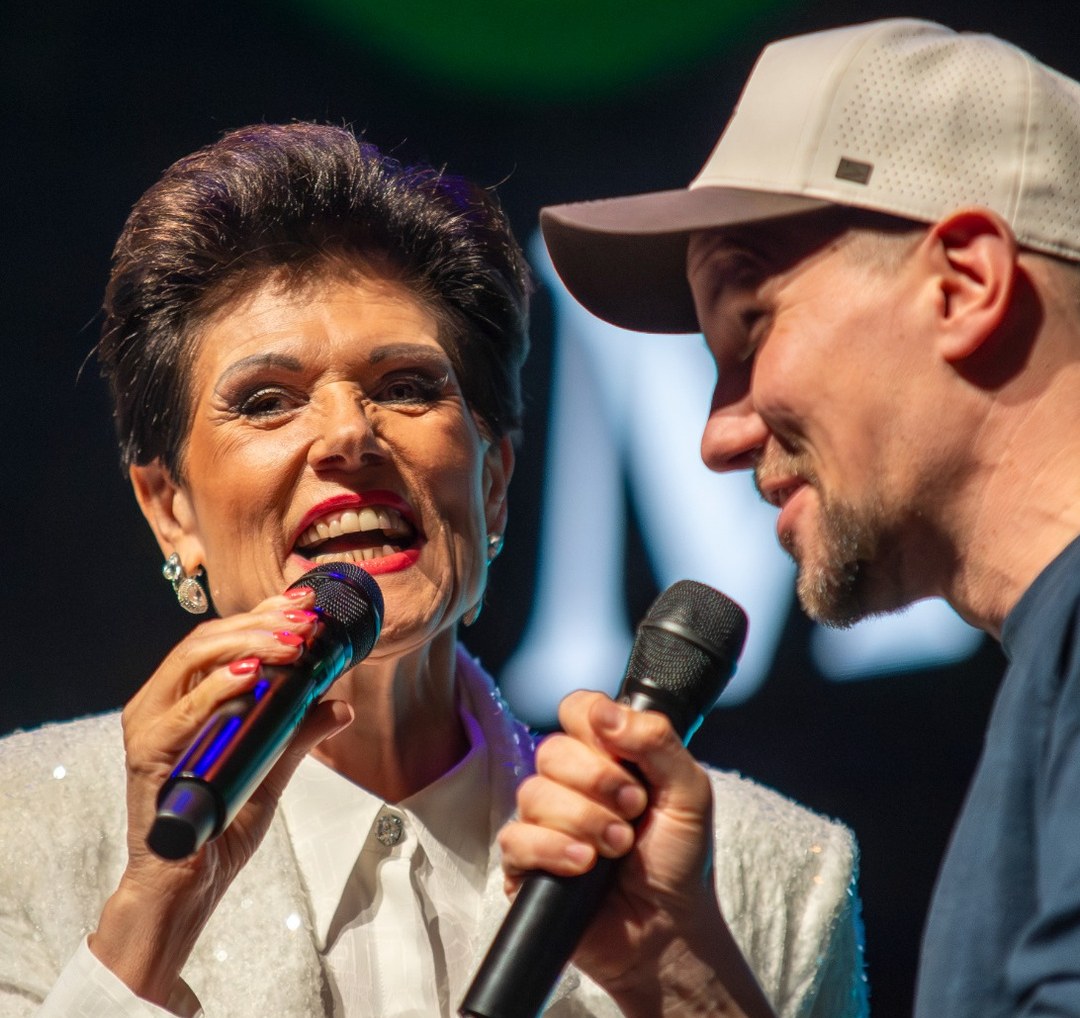 Nik Thomi mit der Sängerin Maja Brunner, beide mit Mikrofon, an der Pro Senectute Disco 60+